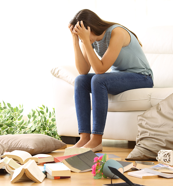Jeune femme triste durant un cambriolage