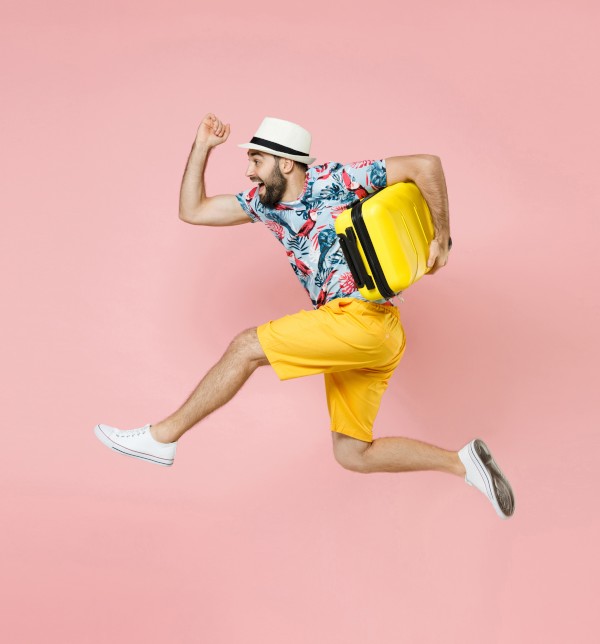 Jeune homme courant avec une valise à la main - Dès votre arrivée en France, n'oubliez pas de faire ces démarches essentielles !
