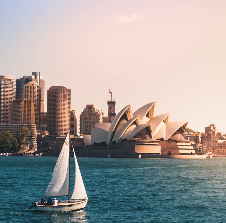 Image de Sydney avec soleil couchant et vue sur la mer - L'Australie est parfaite pour vous expatrier pendant un semestre !