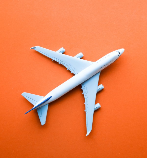 Avion jouet sur fond orange - Pourquoi partir à l'étranger ? Comment partir à l'étranger durant ses études ? Les études à l'étranger ; Où partir pour un semestre à l'étranger ?