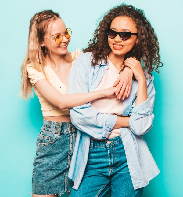 Deux amies heureuses d'être ensemble - Vivre une expérience unique, c'est aussi se faire des amis dans le monde entier !