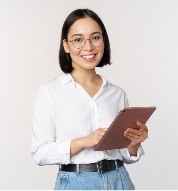 Etudiante avec un cahier - Améliorez les lignes sur votre Cv avec un voyage à l'étranger ! 