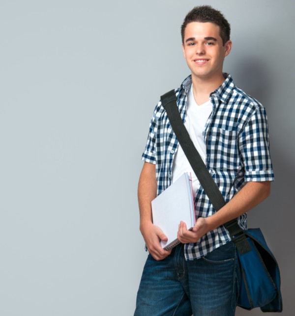 Etudiant portant une sacoche et un carnet - Constituez vous un réseau pendant votre expatriation !
