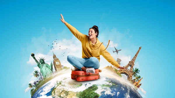 Jeune étudiante parcourant le monde avec sa valise - La SMENO vous assure un stage serein à l'étranger grâce à son assurance santé à l'international !