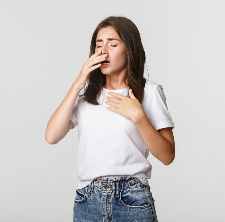 Etudiante malade qui éternue - Soyez pris en charge par une mutuelle pour étudiants pas chère et qui rembourse !