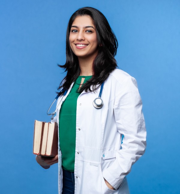 Tout savoir sur le fonctionnement d'une mutuelle pour étudiant ! Etudiante en médecine souriante - Comment fonctionne une mutuelle étudiante ? Qu'est-ce que la mutuelle étudiante ? Pourquoi s'assurer ?