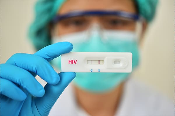 Médecin faisant le test du SIDA