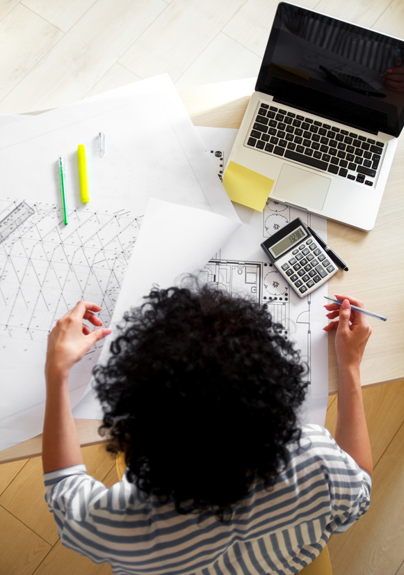 Etudiant(e) qui effectue des recherches sur son ordinateur
