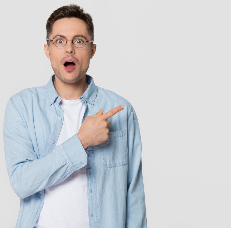 Homme à lunettes pointant vers la droite en signe d'étonnement - La SMENO vous explique chaque cas de figure !