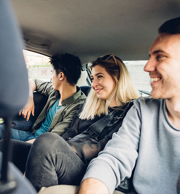 Groupe de personnes à l'arrière d'une voiture - optez pour le covoiturage pour vos trajets du quotidien