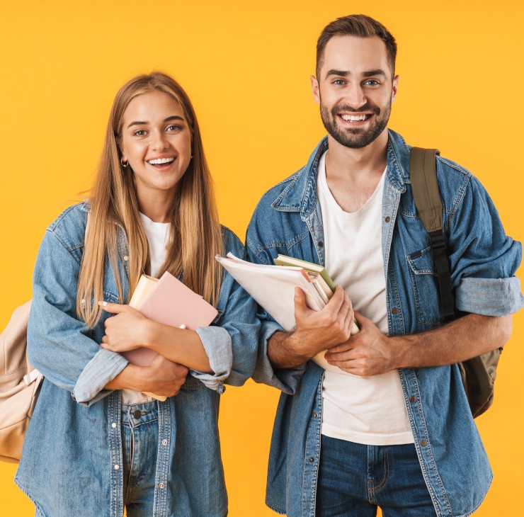 Deux étudiants souriants avec leurs sacs à  dos - Quels sont les meilleurs blogs étudiants ? Top des blogs pour étudiants Erasmus ; Forum étudiants Erasmus