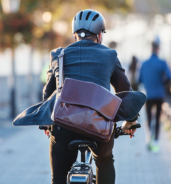 jeune homme à vélo dans la rue - Le vélo est un excellent moyen de déplacement en ville