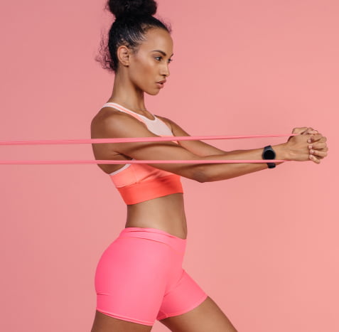 Etudiante faisant du sport avec un élastique - bénéficiez d'un programme de coaching avec SMEN'UP