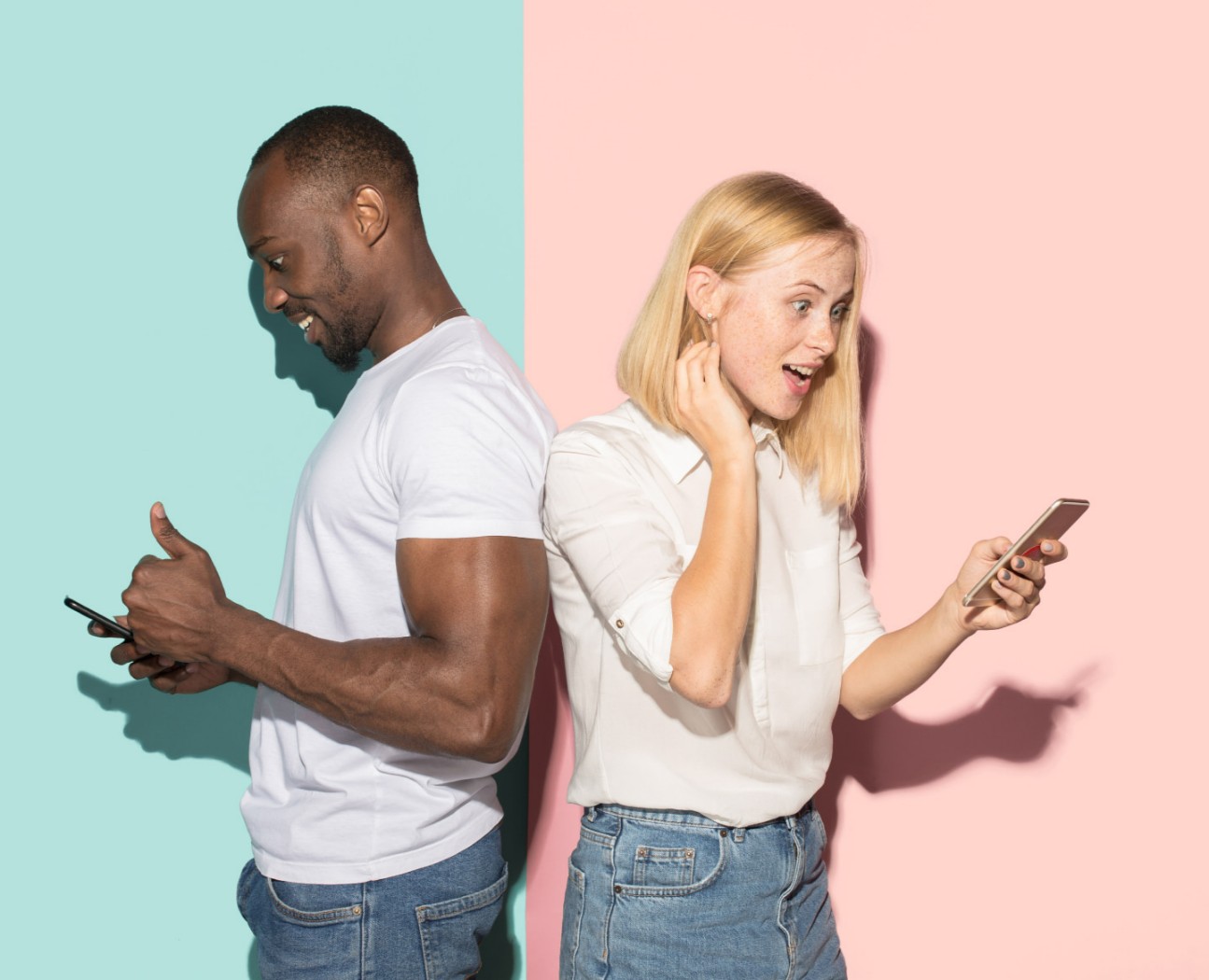 Couple d'étudiants qui consultent leur téléphone portable
