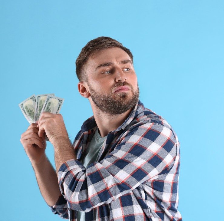 Jeune homme avec quelques billets en main - La SMENO vous explique quand espérer un remboursement de la CVEC
