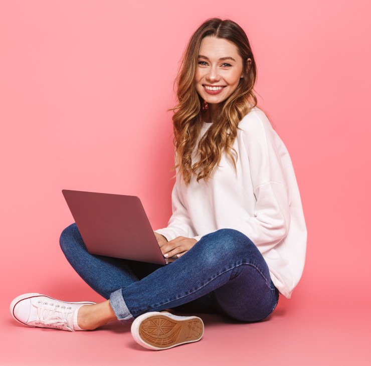 Etudiante souriante sur son ordinateur - Votre entreprise doit vous proposer une mutuelle, à vous de choisir !