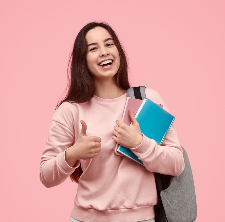 Etudiante souriante avec le pouce en l'air - Bénéficiez d'aides pour financer votre mutuelle étudiante