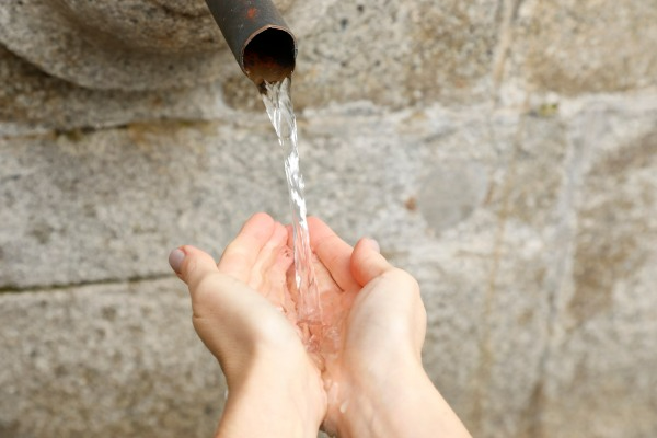 Fontaine à eau potable, en ville.