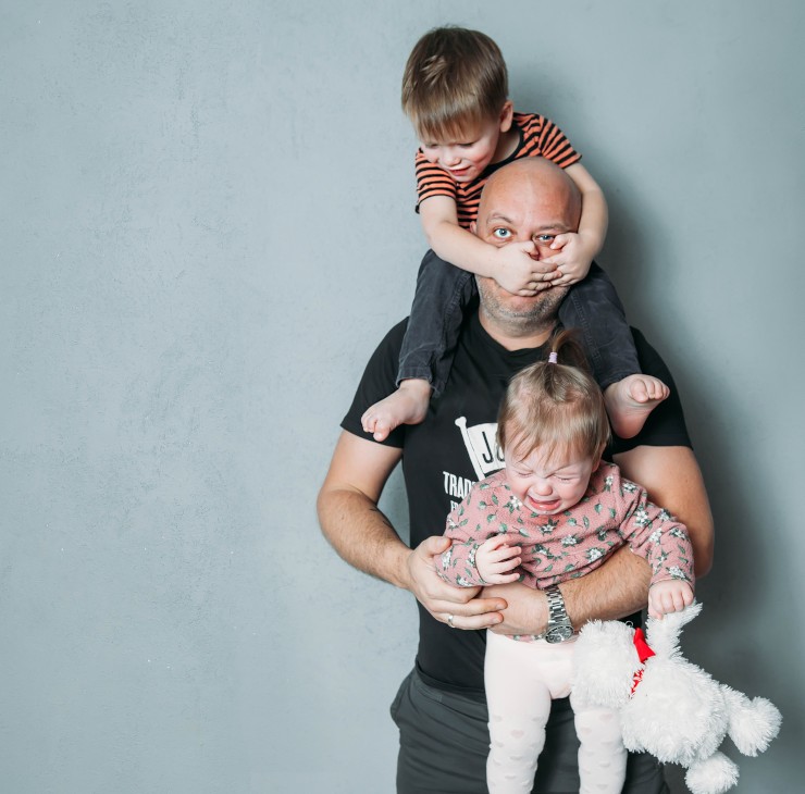Père avec deux jeunes enfants actifs - Rester sur la mutuelle des parents a ses avantages et ses inconvénients 